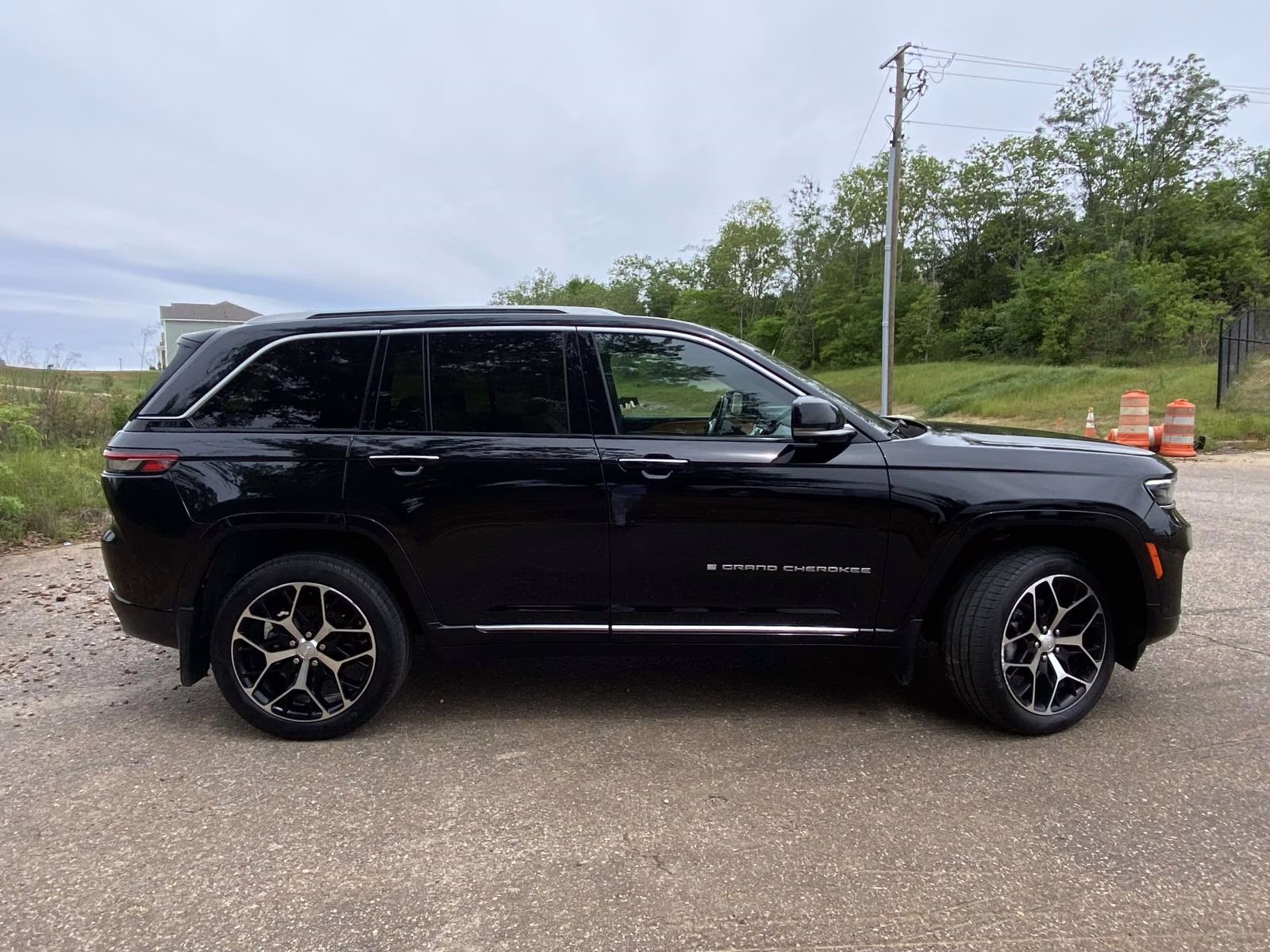 2023 Diamond Black Crystal Pearlcoat Jeep Grand Cherokee Summit Reserve 4X4 SUV