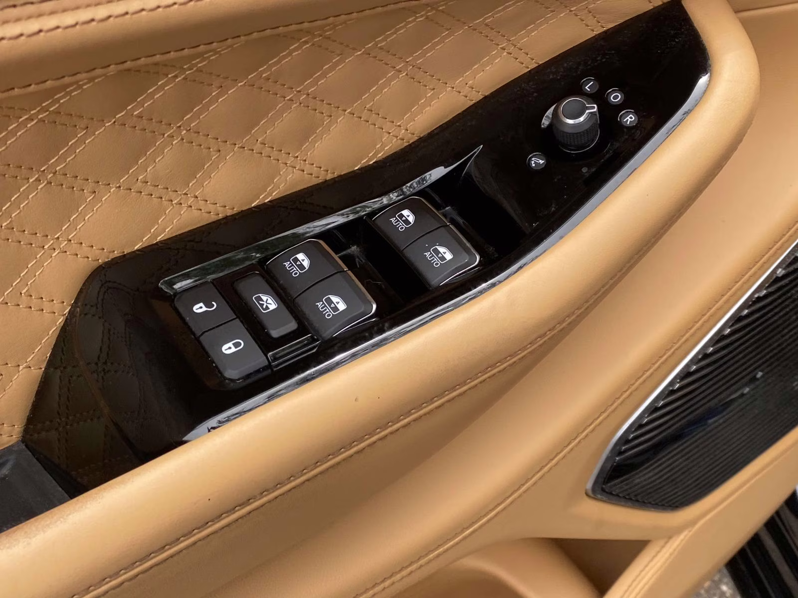 2023 Diamond Black Crystal Pearlcoat Jeep Grand Cherokee Summit Reserve 4X4 SUV