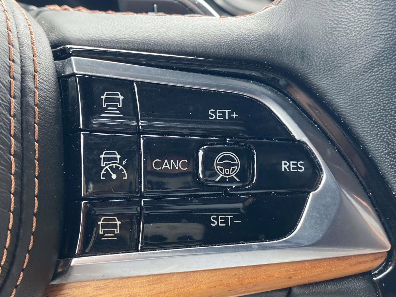 2023 Diamond Black Crystal Pearlcoat Jeep Grand Cherokee Summit Reserve 4X4 SUV