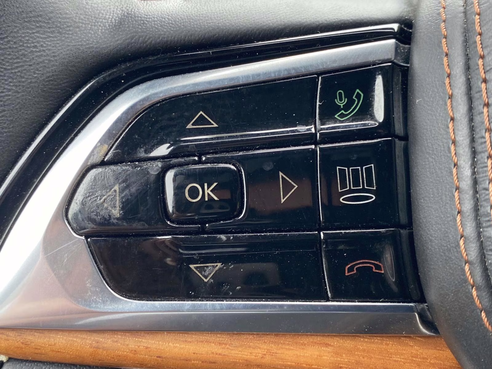 2023 Diamond Black Crystal Pearlcoat Jeep Grand Cherokee Summit Reserve 4X4 SUV