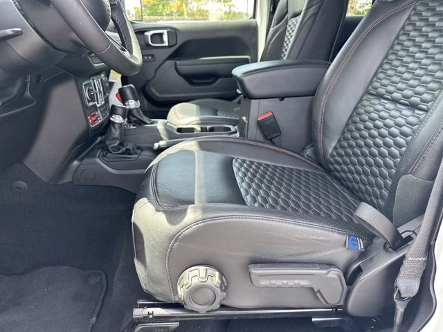 2025 Bright White Clearcoat Jeep Wrangler Rubicon 4X4 Convertible