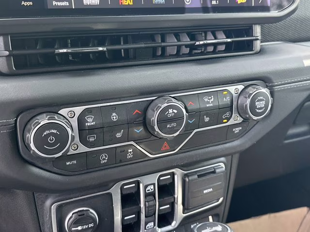 2025 Bright White Clearcoat Jeep Wrangler Rubicon 4X4 Convertible