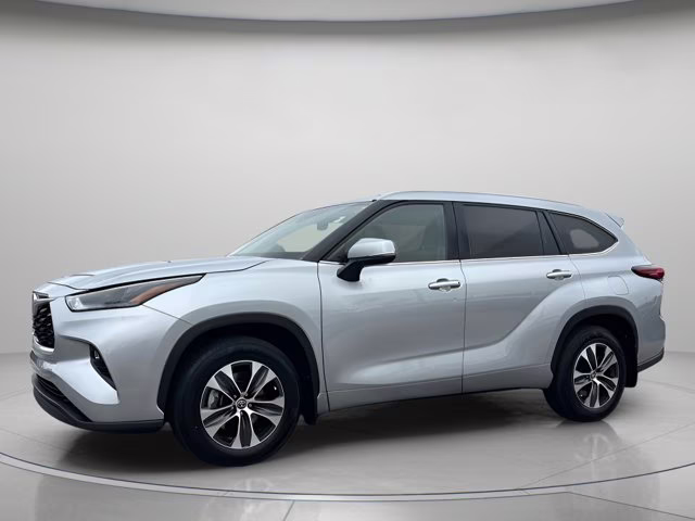 2022 Celestial Silver Metallic Toyota Highlander XLE AWD SUV