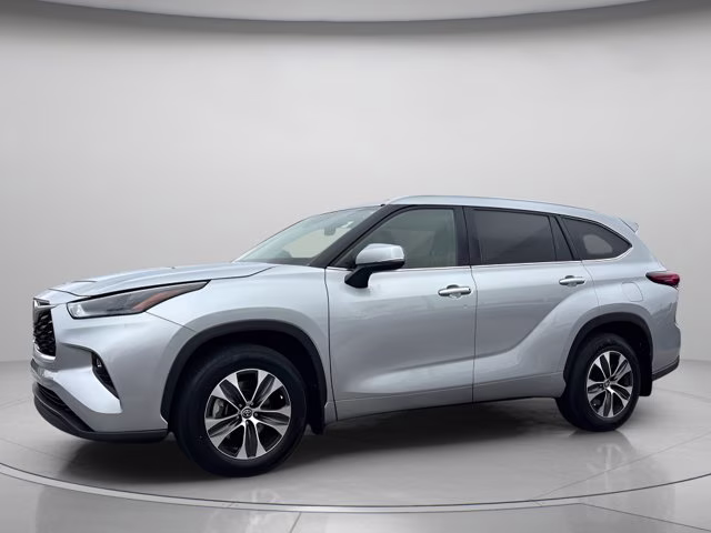2022 Celestial Silver Metallic Toyota Highlander XLE AWD SUV