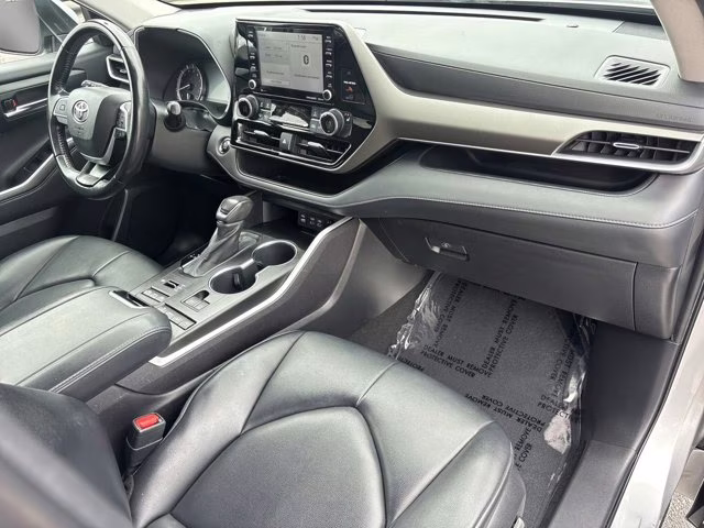 2022 Celestial Silver Metallic Toyota Highlander XLE AWD SUV