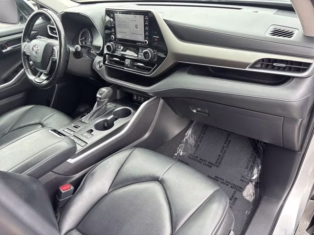 2022 Celestial Silver Metallic Toyota Highlander XLE AWD SUV
