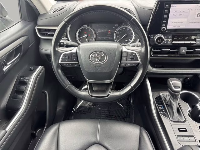 2022 Celestial Silver Metallic Toyota Highlander XLE AWD SUV
