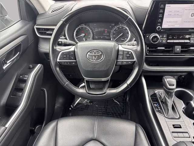 2022 Celestial Silver Metallic Toyota Highlander XLE AWD SUV