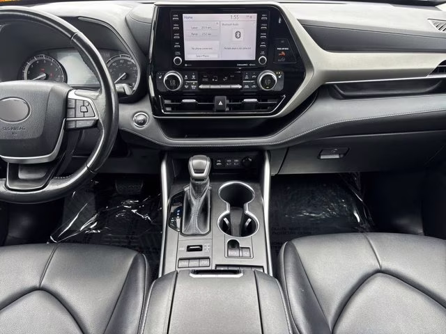 2022 Celestial Silver Metallic Toyota Highlander XLE AWD SUV