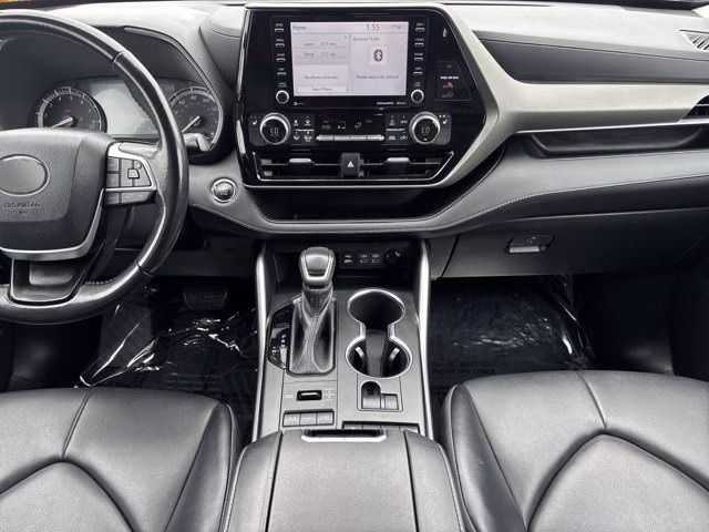 2022 Celestial Silver Metallic Toyota Highlander XLE AWD SUV
