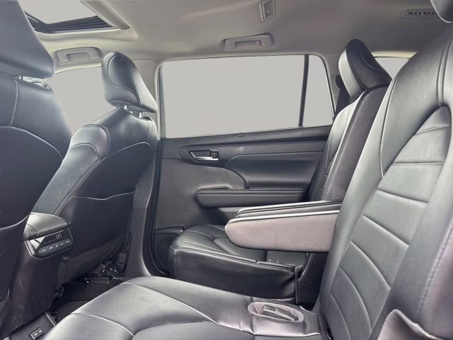 2022 Celestial Silver Metallic Toyota Highlander XLE AWD SUV