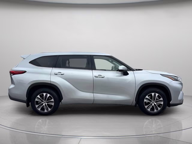 2022 Celestial Silver Metallic Toyota Highlander XLE AWD SUV
