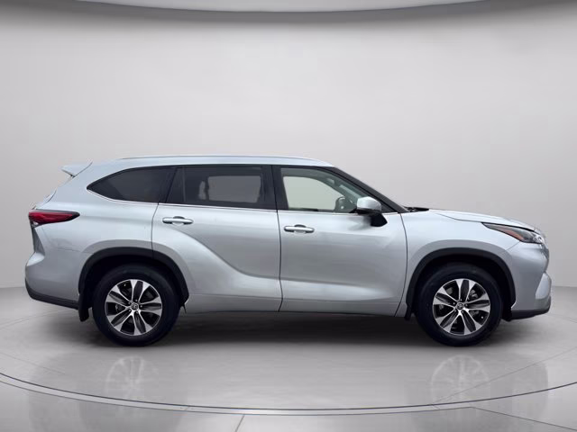 2022 Celestial Silver Metallic Toyota Highlander XLE AWD SUV