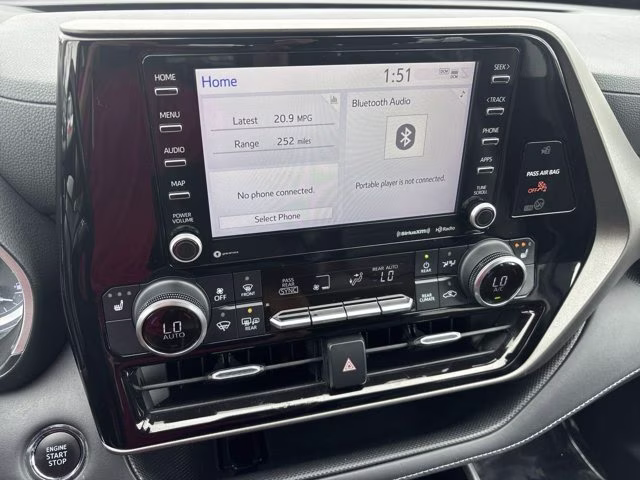 2022 Celestial Silver Metallic Toyota Highlander XLE AWD SUV