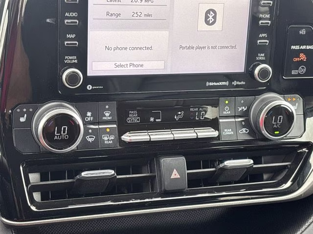 2022 Celestial Silver Metallic Toyota Highlander XLE AWD SUV