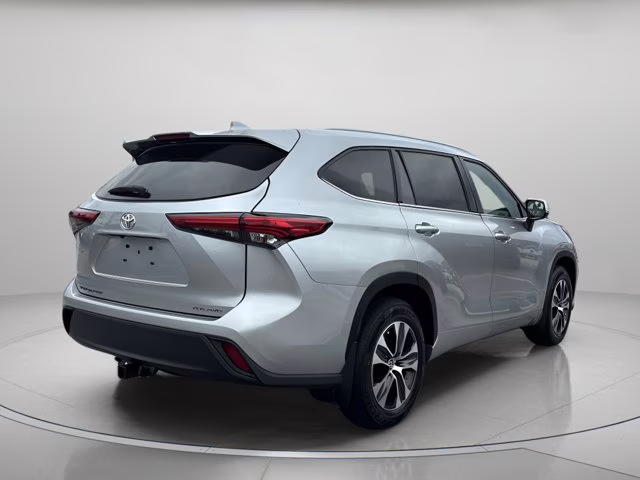 2022 Celestial Silver Metallic Toyota Highlander XLE AWD SUV