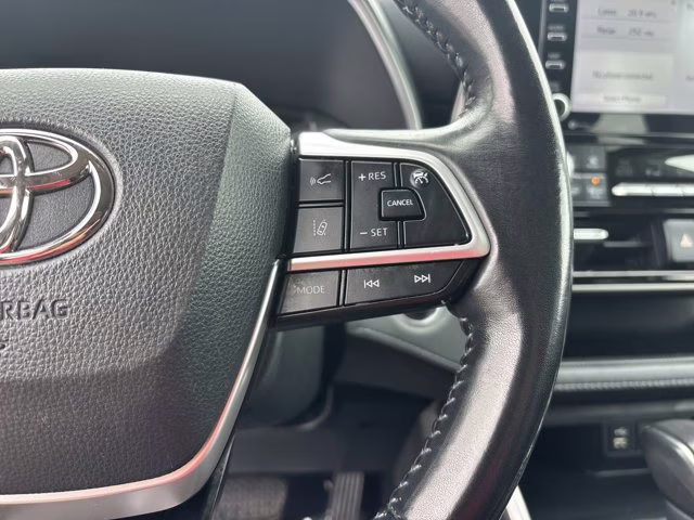 2022 Celestial Silver Metallic Toyota Highlander XLE AWD SUV