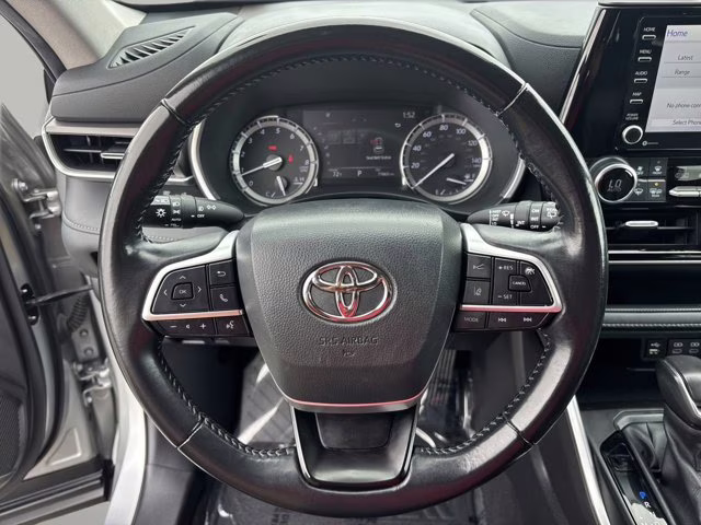2022 Celestial Silver Metallic Toyota Highlander XLE AWD SUV