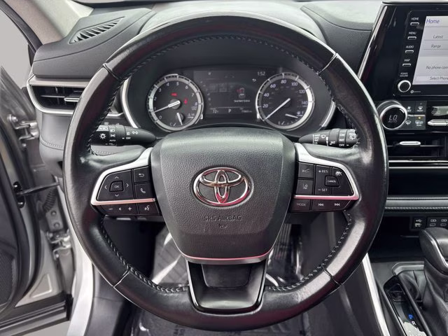 2022 Celestial Silver Metallic Toyota Highlander XLE AWD SUV