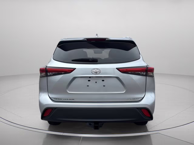 2022 Celestial Silver Metallic Toyota Highlander XLE AWD SUV