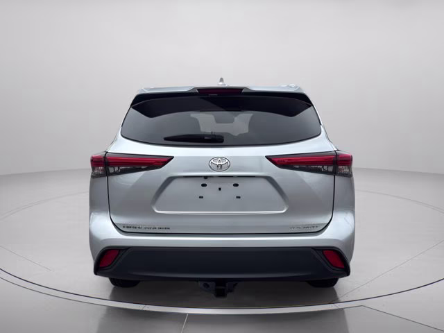 2022 Celestial Silver Metallic Toyota Highlander XLE AWD SUV