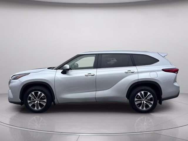 2022 Celestial Silver Metallic Toyota Highlander XLE AWD SUV