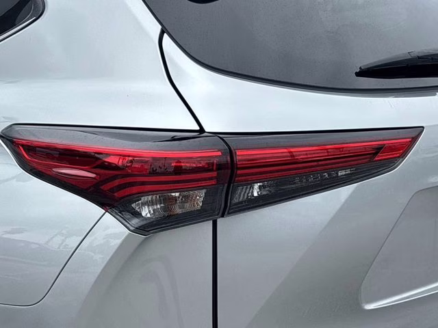 2022 Celestial Silver Metallic Toyota Highlander XLE AWD SUV