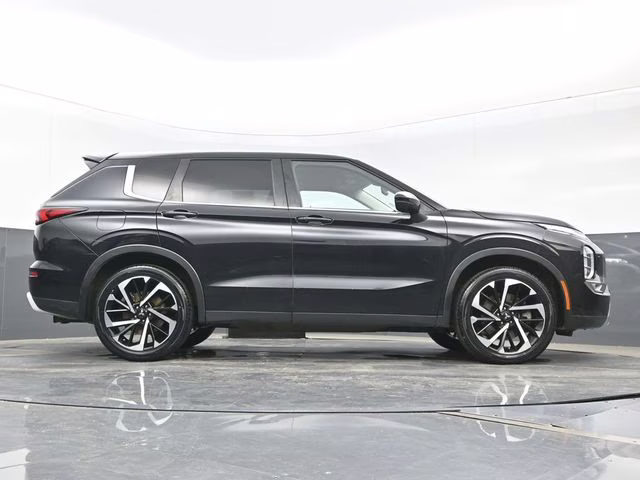 2022 Black Diamond Mitsubishi Outlander SE 4X4 SUV