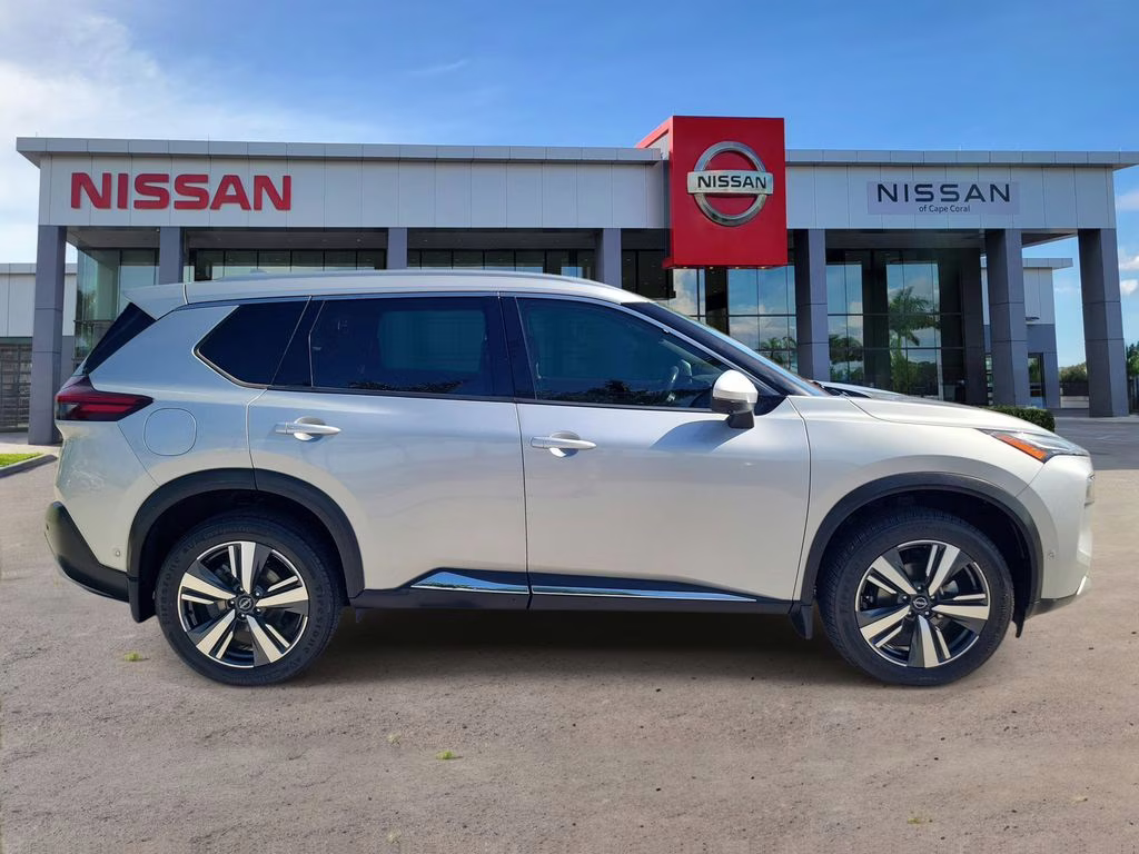 2022 Brilliant Silver Metallic Nissan Rogue Platinum AWD SUV
