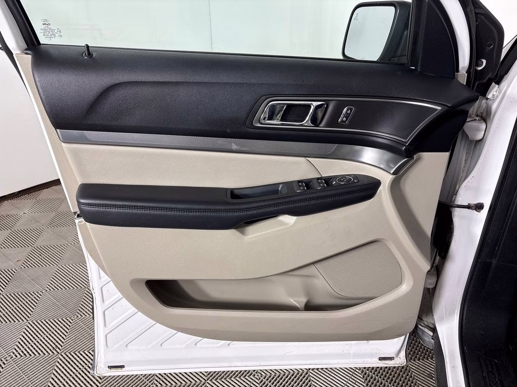 2019 White Platinum Clearcoat Metallic Ford Explorer XLT 4X4 SUV