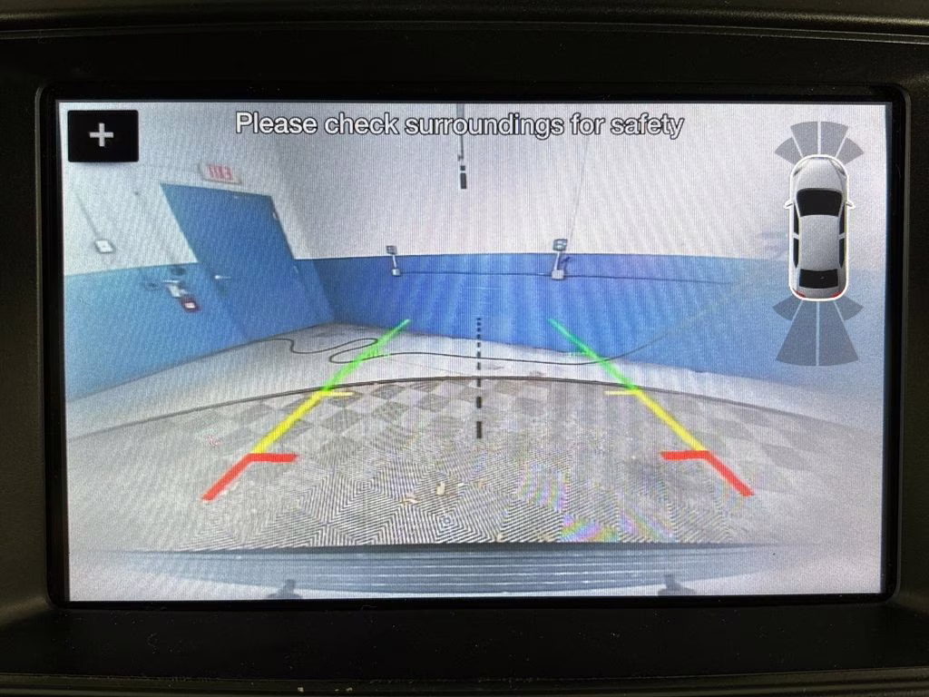 2019 White Platinum Clearcoat Metallic Ford Explorer XLT 4X4 SUV