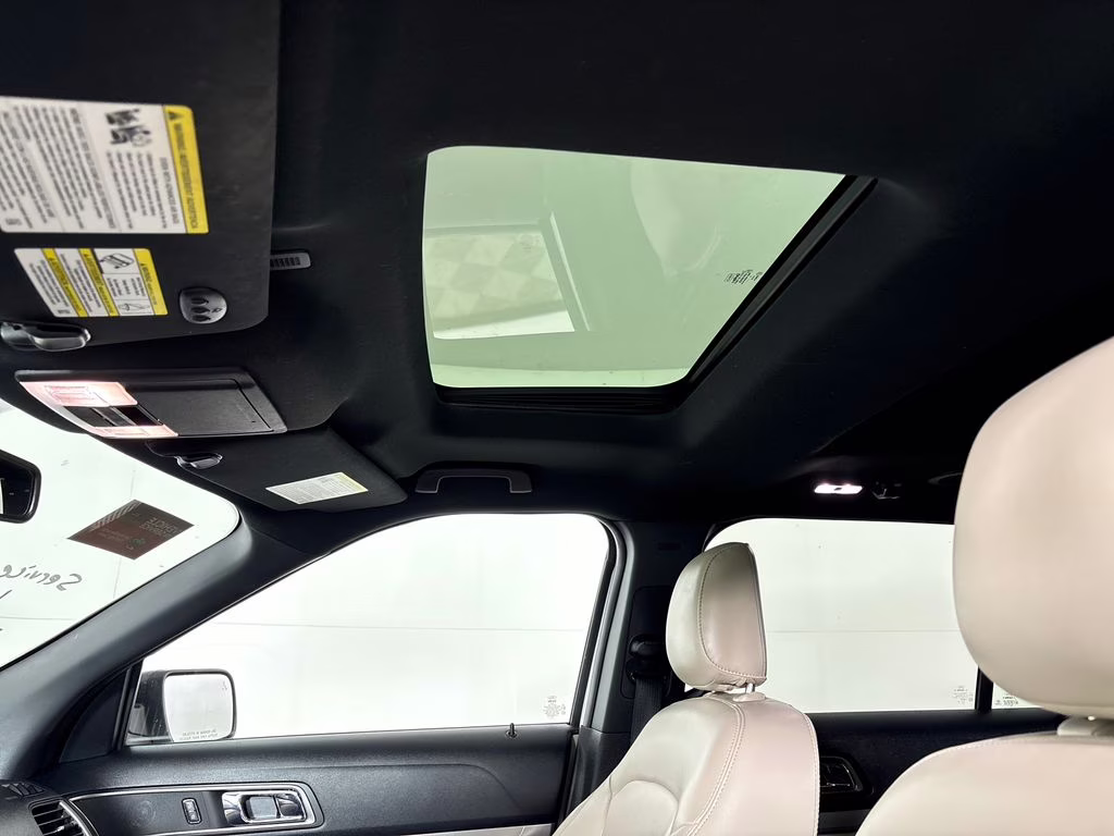 2019 White Platinum Clearcoat Metallic Ford Explorer XLT 4X4 SUV