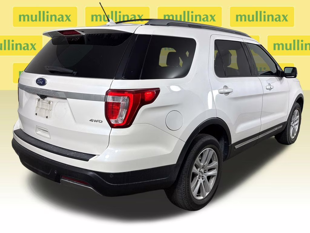 2019 White Platinum Clearcoat Metallic Ford Explorer XLT 4X4 SUV