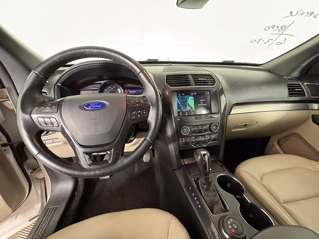 2019 White Platinum Clearcoat Metallic Ford Explorer XLT 4X4 SUV