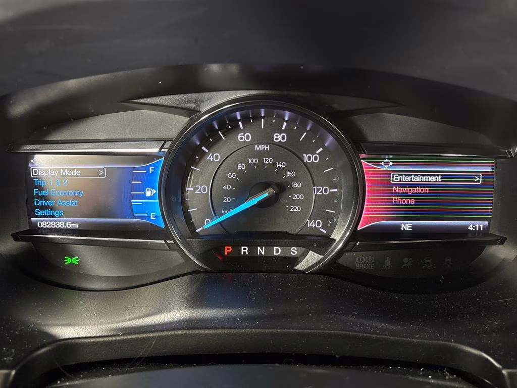 2019 White Platinum Clearcoat Metallic Ford Explorer XLT 4X4 SUV