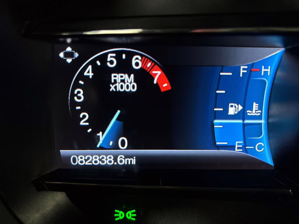 2019 White Platinum Clearcoat Metallic Ford Explorer XLT 4X4 SUV