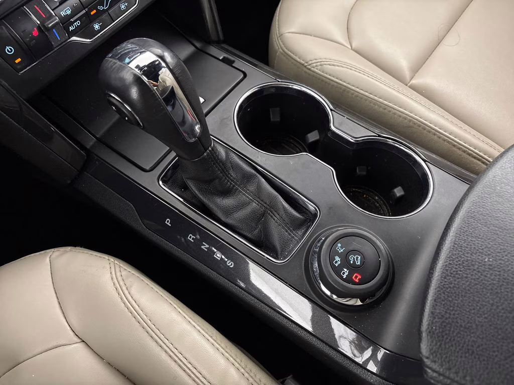 2019 White Platinum Clearcoat Metallic Ford Explorer XLT 4X4 SUV