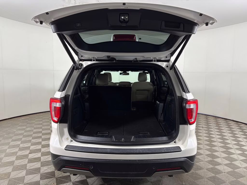 2019 White Platinum Clearcoat Metallic Ford Explorer XLT 4X4 SUV