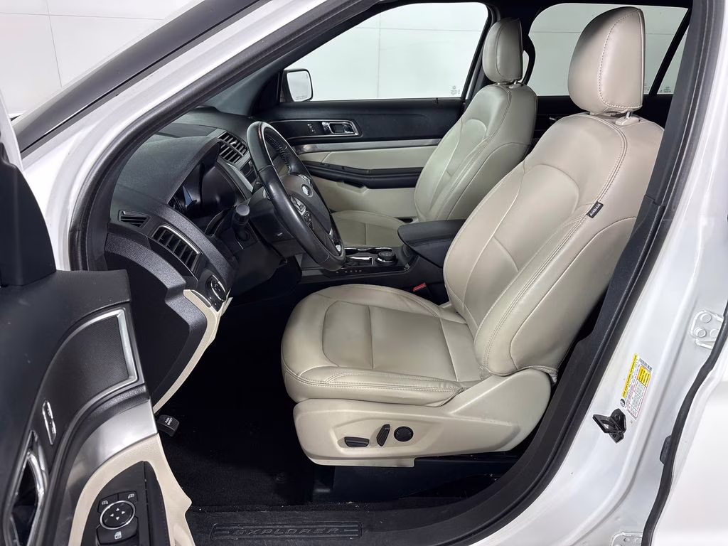 2019 White Platinum Clearcoat Metallic Ford Explorer XLT 4X4 SUV