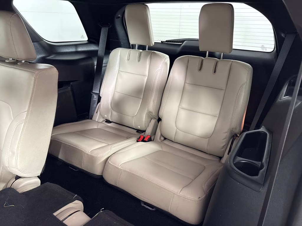 2019 White Platinum Clearcoat Metallic Ford Explorer XLT 4X4 SUV