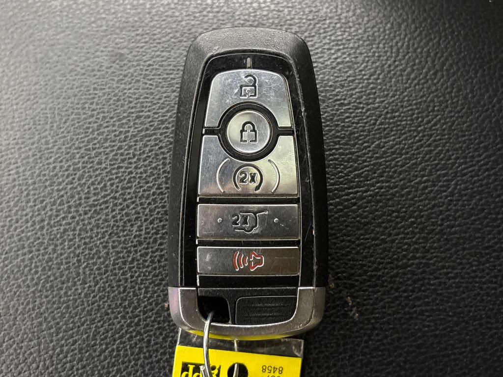 2019 White Platinum Clearcoat Metallic Ford Explorer XLT 4X4 SUV