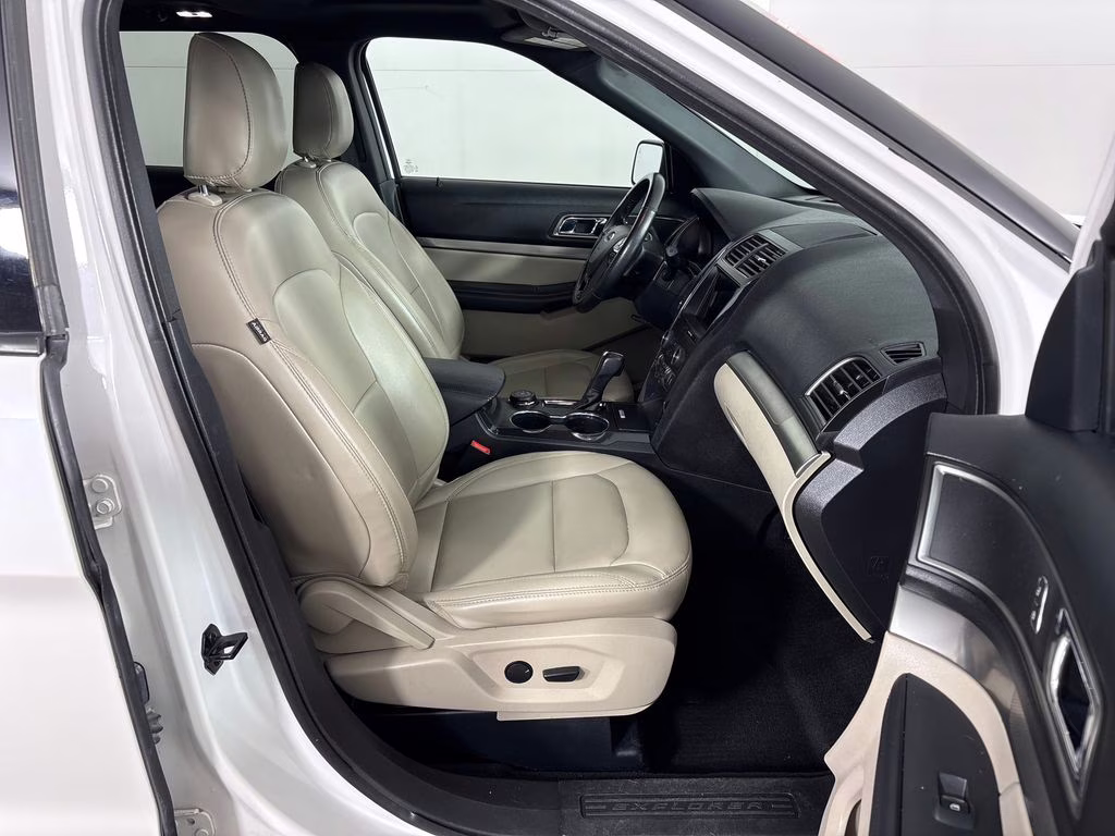 2019 White Platinum Clearcoat Metallic Ford Explorer XLT 4X4 SUV