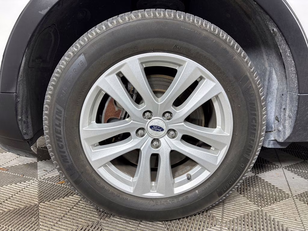 2019 White Platinum Clearcoat Metallic Ford Explorer XLT 4X4 SUV