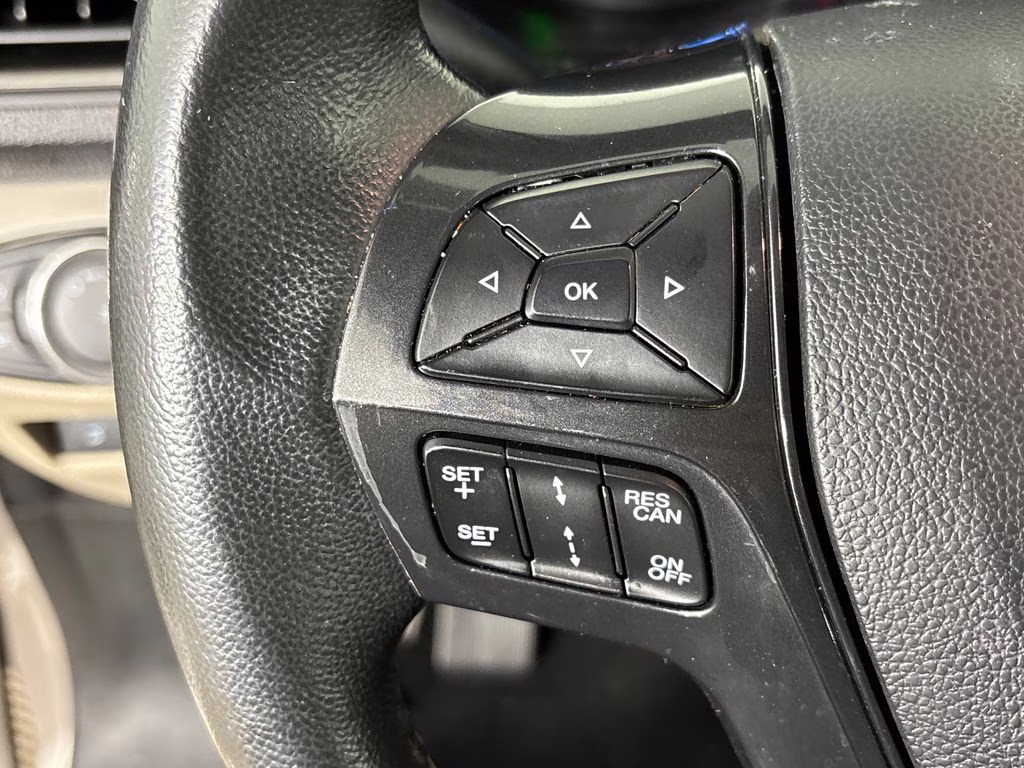 2019 White Platinum Clearcoat Metallic Ford Explorer XLT 4X4 SUV