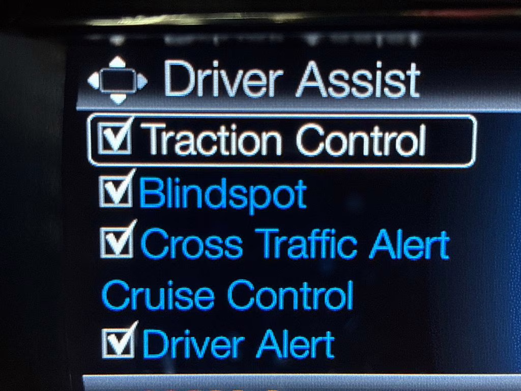 2019 White Platinum Clearcoat Metallic Ford Explorer XLT 4X4 SUV