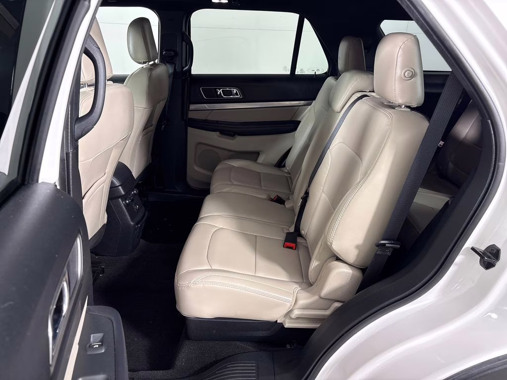 2019 White Platinum Clearcoat Metallic Ford Explorer XLT 4X4 SUV