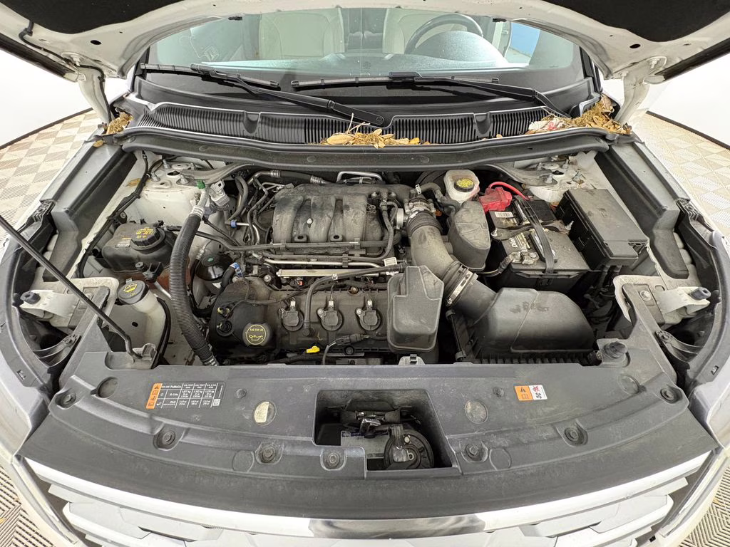 2019 White Platinum Clearcoat Metallic Ford Explorer XLT 4X4 SUV