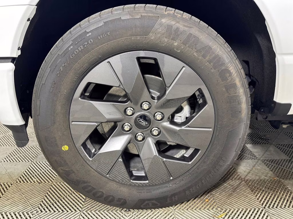 2025 Oxford White Ford F-150 Lightning Flash AWD Truck