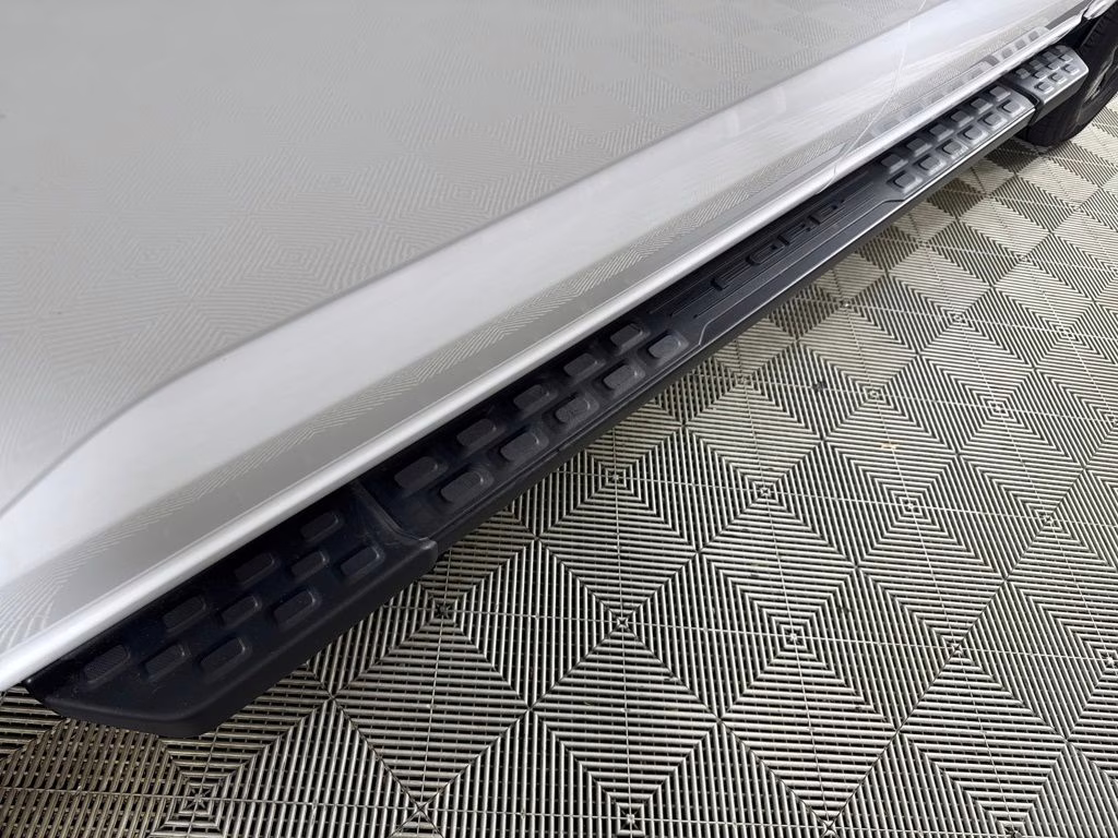 2025 Oxford White Ford F-150 Lightning Flash AWD Truck