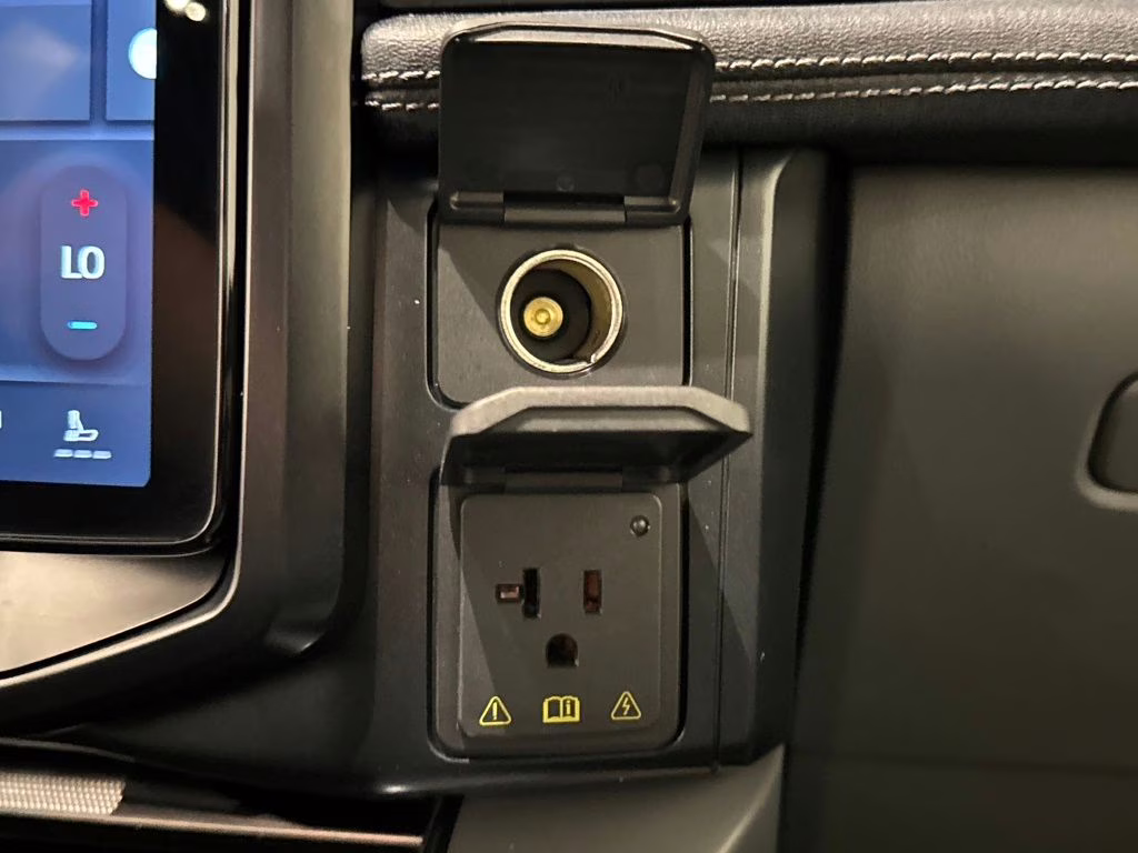 2025 Oxford White Ford F-150 Lightning Flash AWD Truck